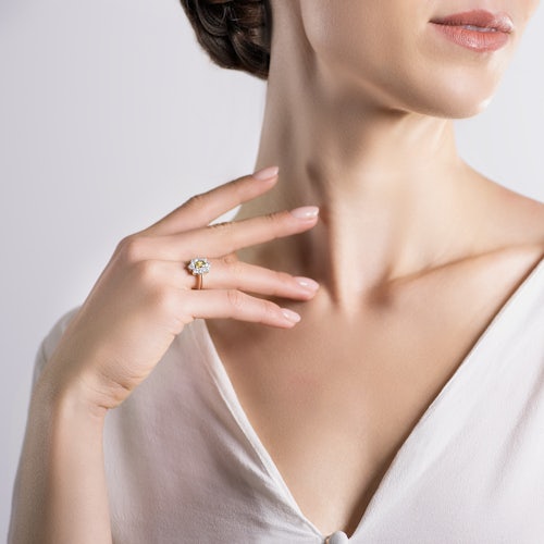 Pierścionek zaręczynowy SAVICKI: złoty, żółty szafir, białe szafiry